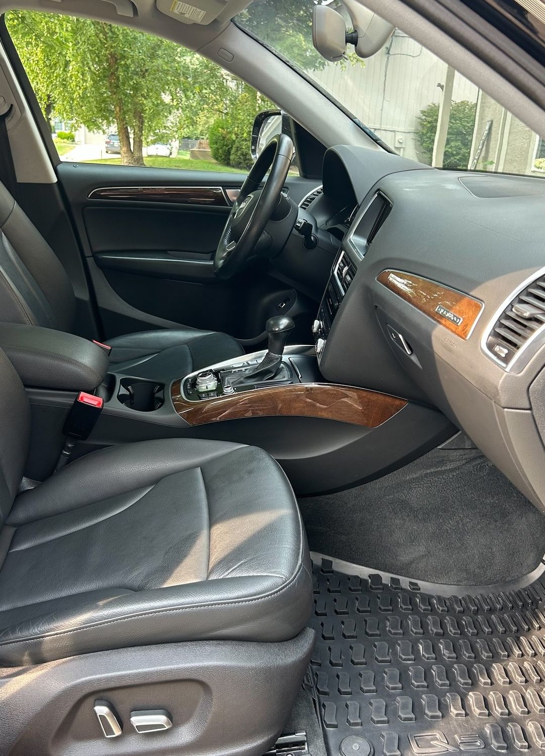 Audi Q5 front cabin and console after detailing