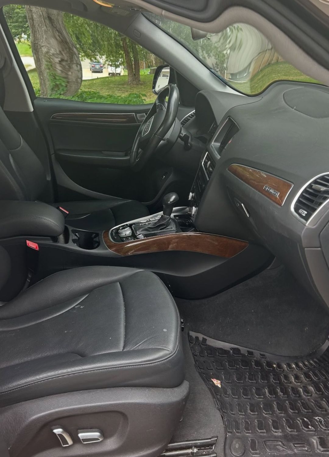 Audi Q5 front cabin and console before detailing